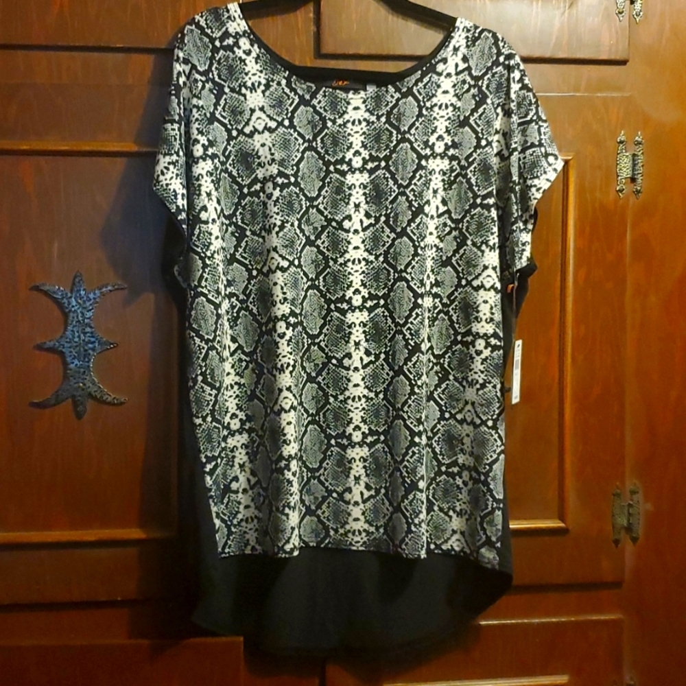 BNWT Dex snake print top with cap sleeve sz 1XL